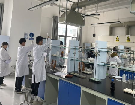 四川化工職業(yè)技術(shù)學(xué)院 化工技術(shù)專業(yè)的培養(yǎng)高地與實(shí)踐搖籃